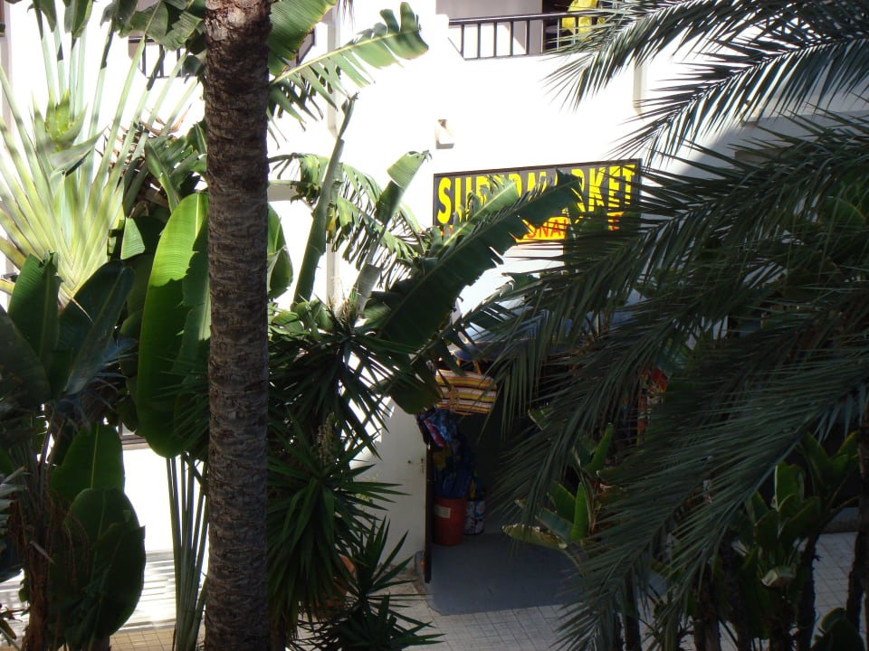Kleiner Supermarkt im Hinterhof Corallium Beach by Lopesan Hotels - Adults only