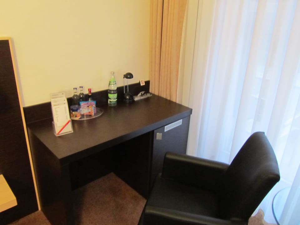 Minibar und Schreibtisch Landhaus Schlachtensee