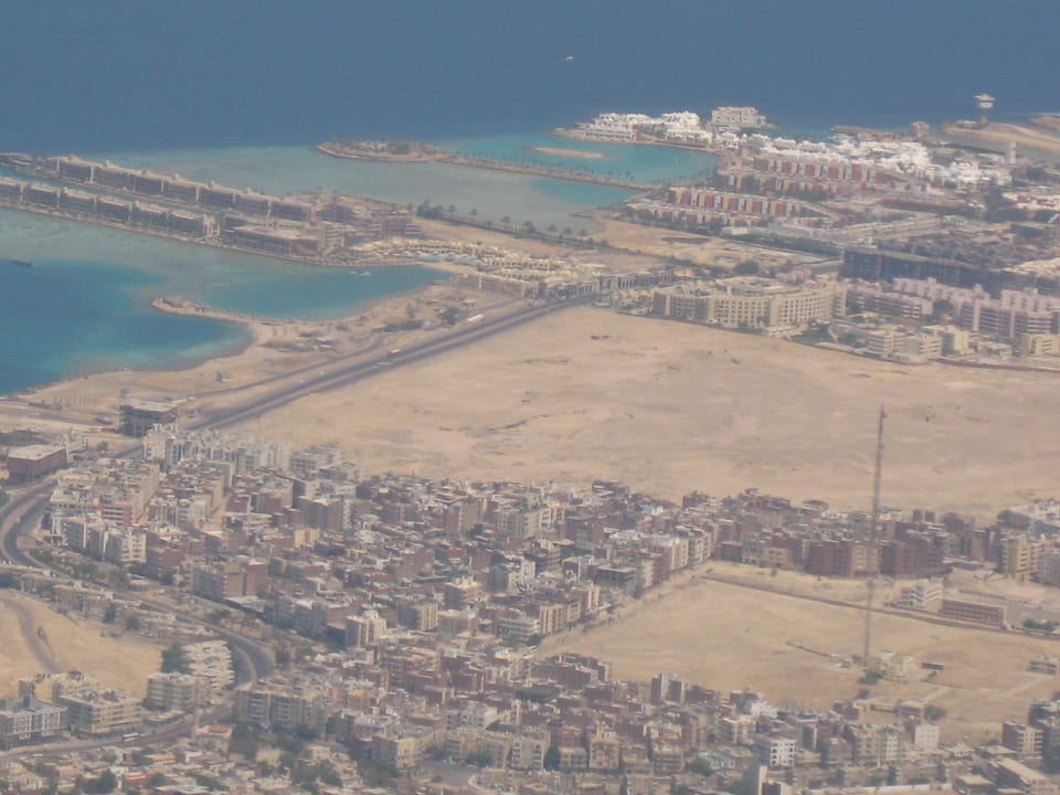 Hotel hinden im Bild vor den weißen Häusern  Arabia Azur Resort