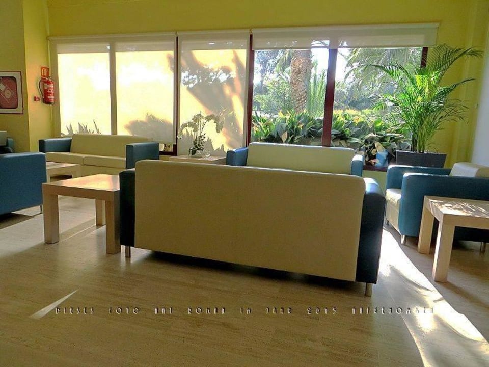 Sitzgelegenheiten in der Lobby Estival Park Silmar