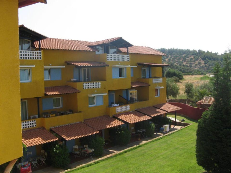 Aussenansicht Gebäude 2 Aparthotel Despotiko Tristinika Beach