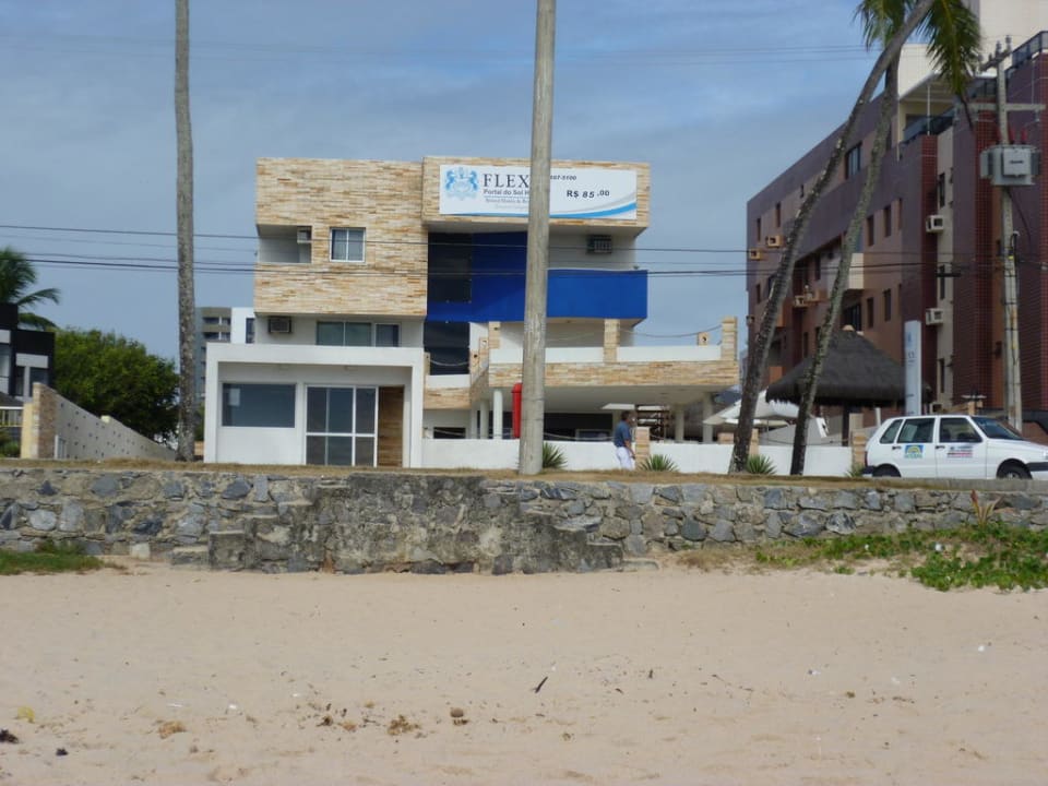 Blick vom Strand auf das Hotel Travel Inn Hotel Portal do Sol