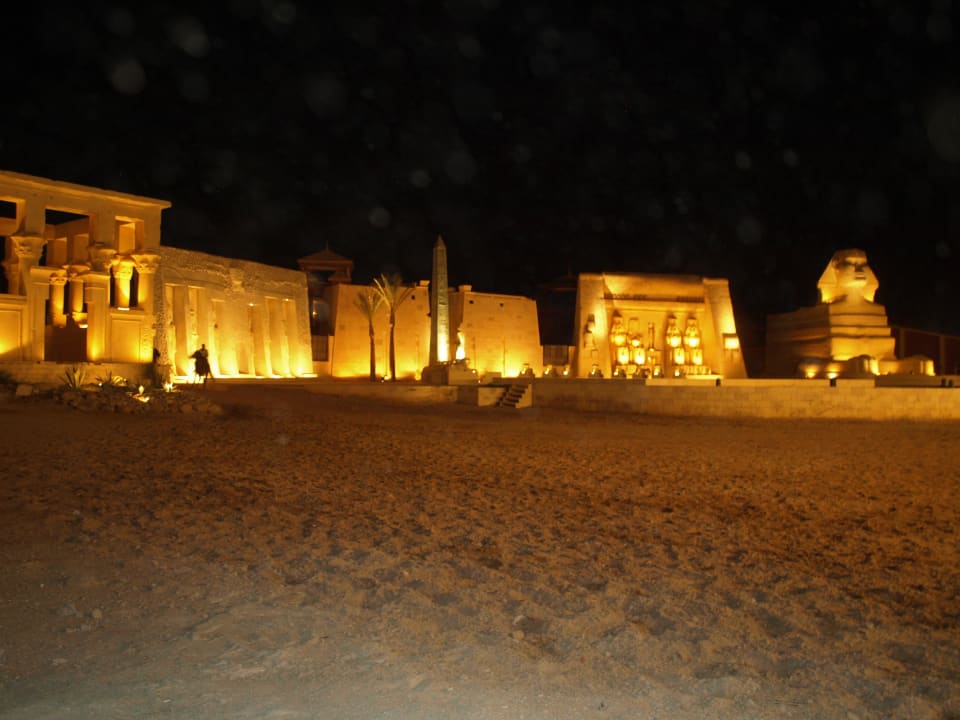 Amfiteatr wieczorem Pickalbatros Alf Leila Wa Leila Resort - Neverland Hurghada