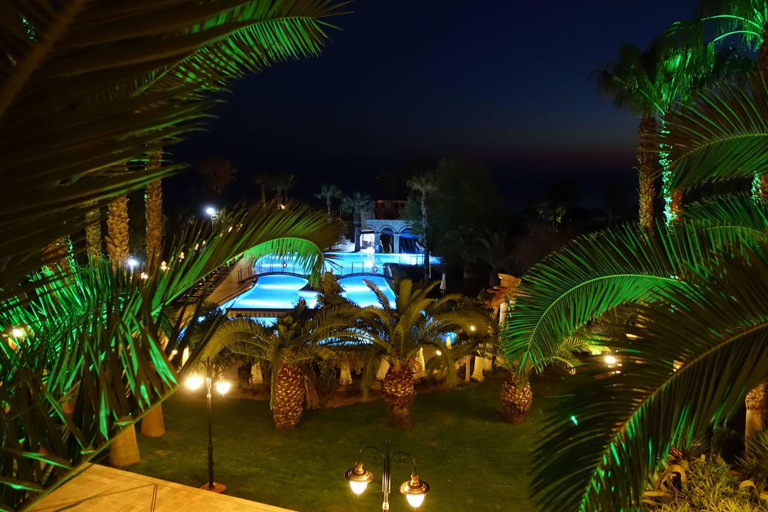 Blick zum Pool am Abend mit toller Beleuchtung Hotel Thalia Unique