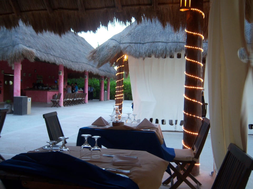 Strandrestaurant am Abend Grand Palladium Select White Sand Resort & Spa
