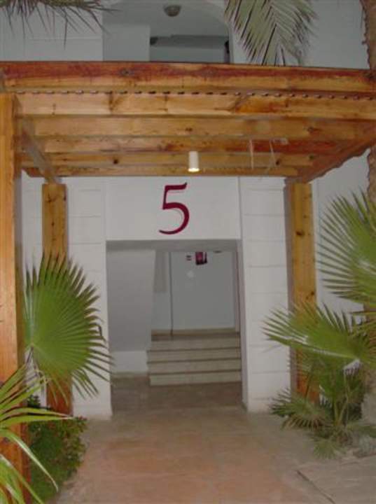 Przed wejściem do pokoi hotelowych Hotel Resta Sharm Resort