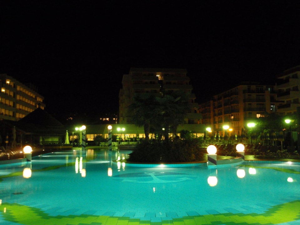 Abendliche Ansicht Aparthotel Holiday