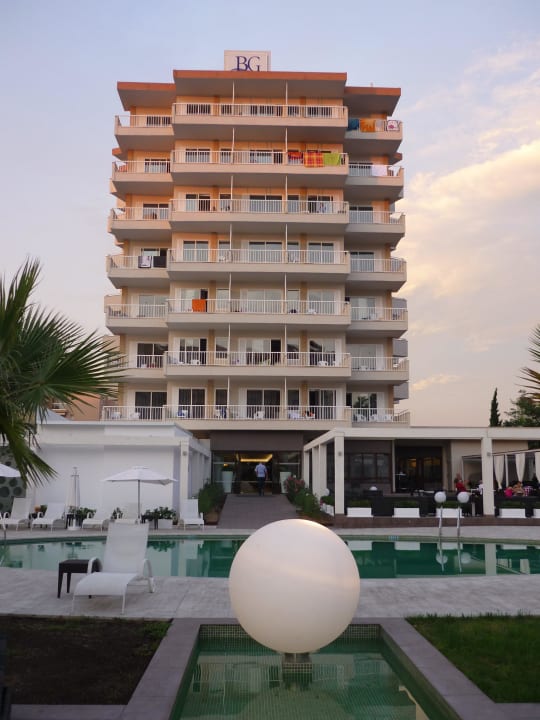 Blick vom Pool aufs Hotel BG Hotel Caballero