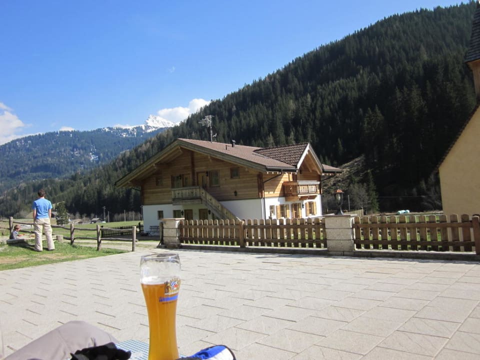 Blick auf den Garten samt Appartmenthaus Hotel Larchhof