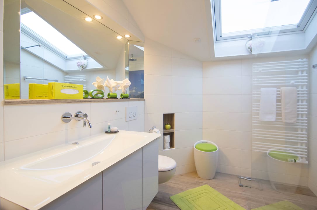 Exklusiv lichtdurchflutet präsentiert sich das Bad Ferienwohnungen Neumaier F