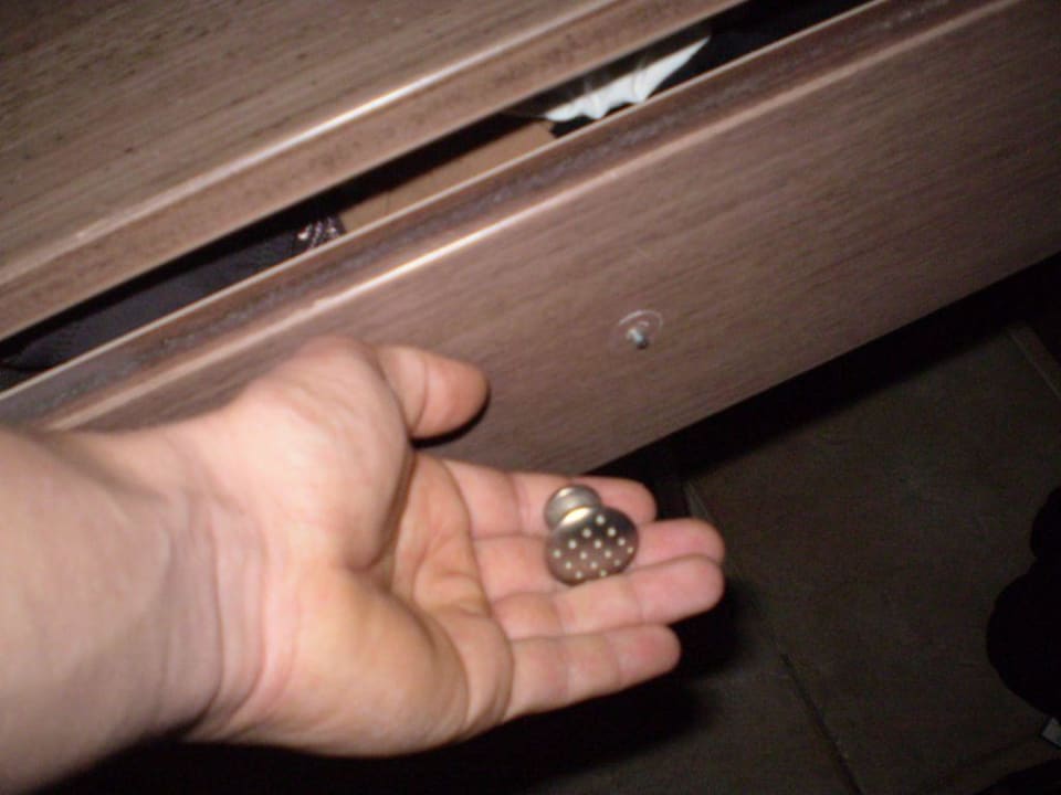 Abgefallener Schubladenknauf Green Paradise Beach Hotel