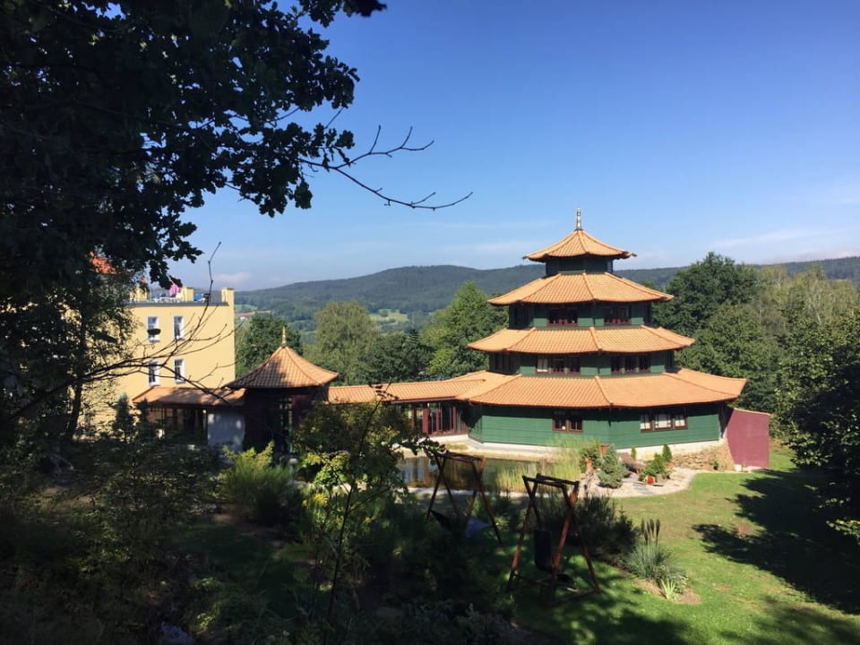 Blick vom Elfenhain zur Wellnesspagode Spirit & SPA Hotel Birkenhof am Elfenhain
