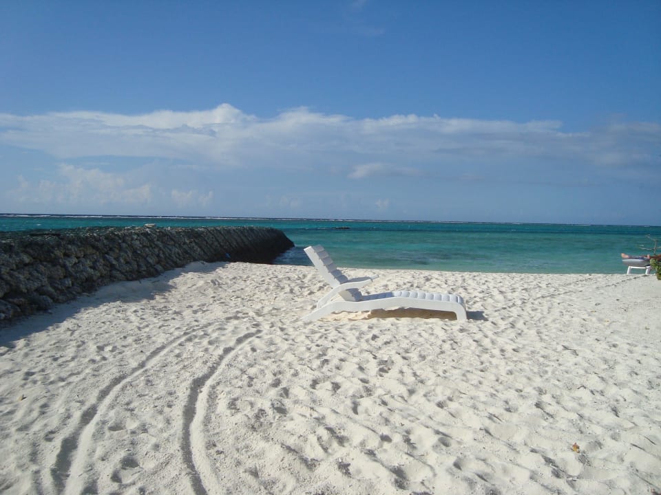 Strand bei den Superior-Bungalows Summer Island Maldives