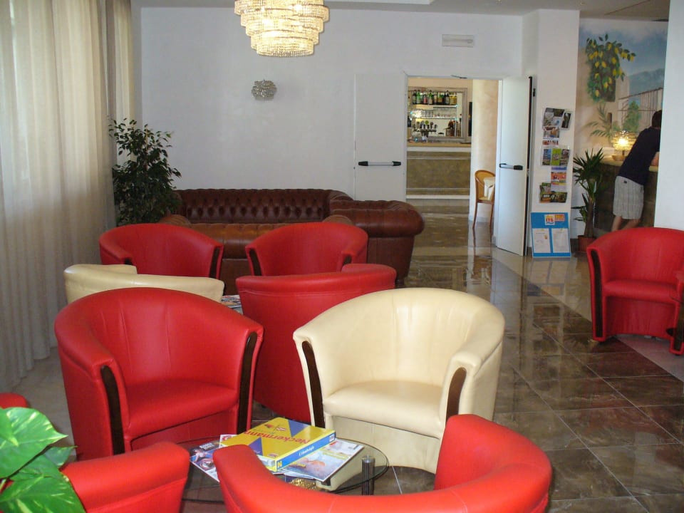 Sitzgruppen und Rezeption rechts Hotel Sogno del Benaco