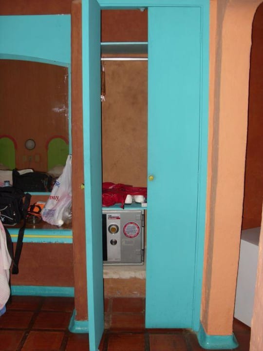 "Kleiderschrank" mit Safe Hotel Flamenco Villas / Beach Club