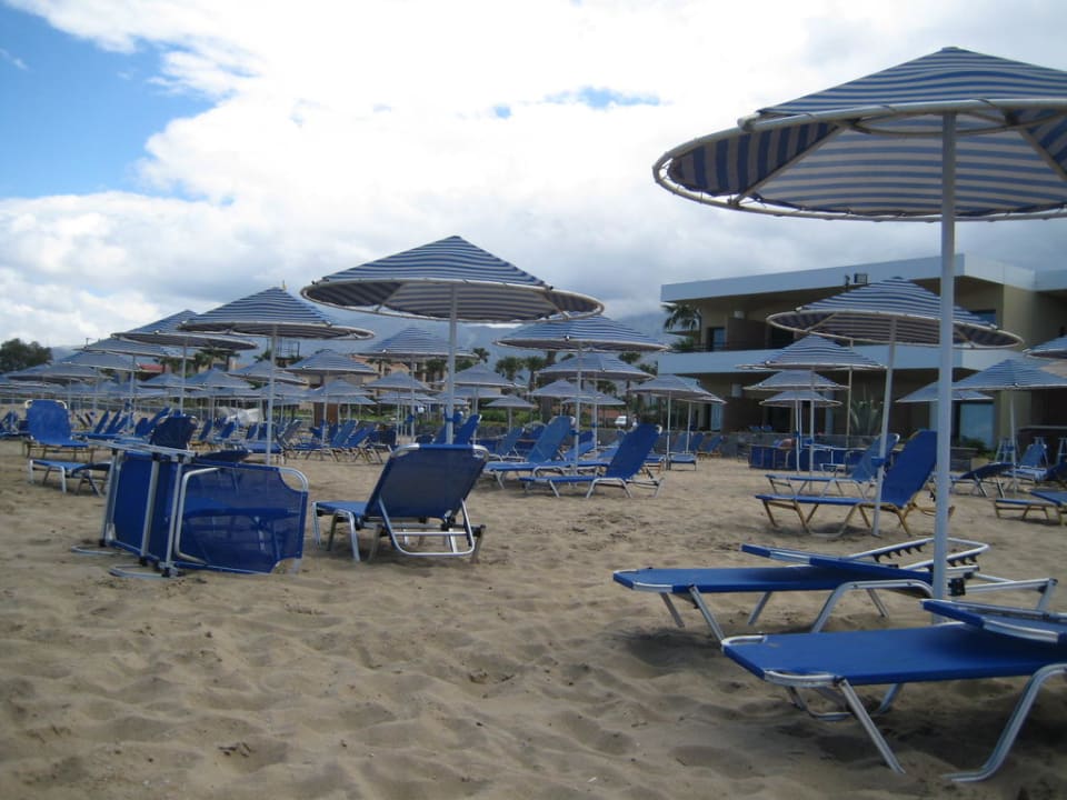 Strand und viele freie Liegen Calimera Sirens Beach