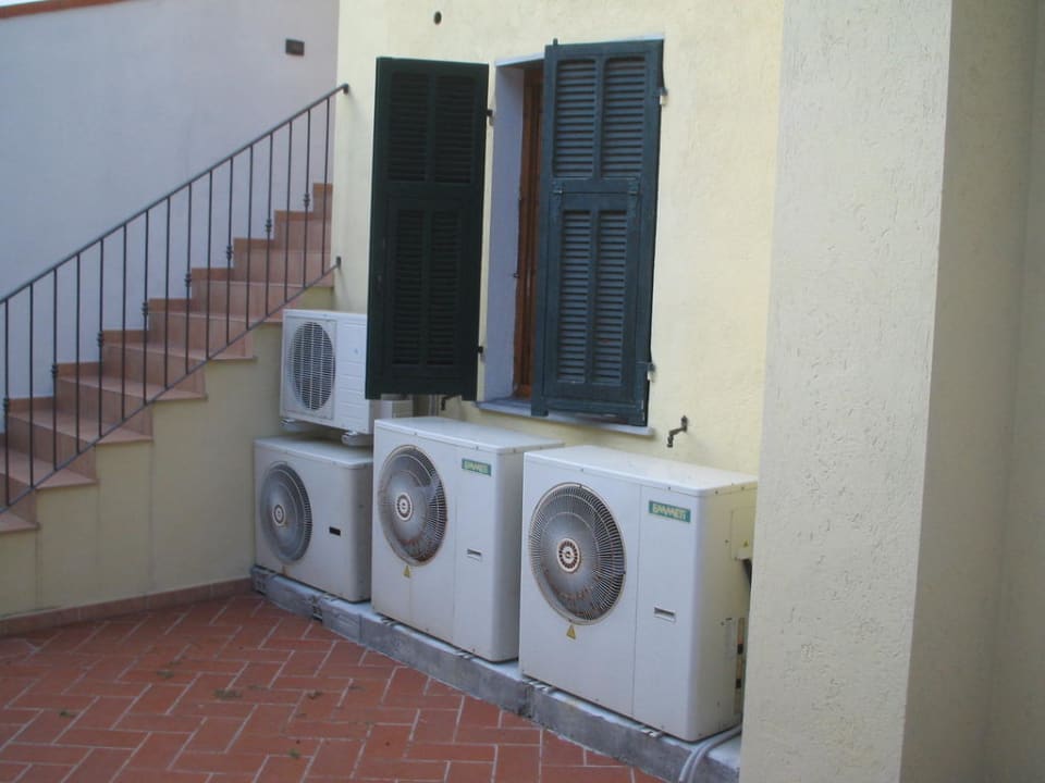 Die Klimaanlagen unserer Nachbarnvor unserem-Fenster Villa Giada Resort
