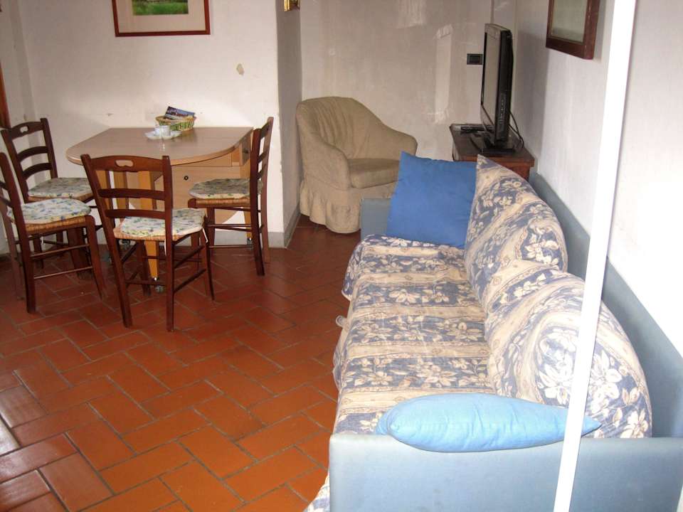 Ess- und Fernsehbereich in der Küche Appartamento Falegnameria