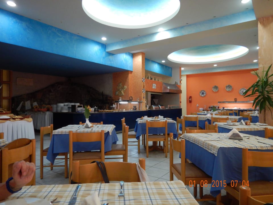 Beim Früstück Irene Palace Beach Resort Club alltoura