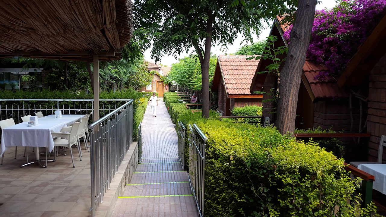 Weg von Poolbar zu den Bungalows Can Garden Beach