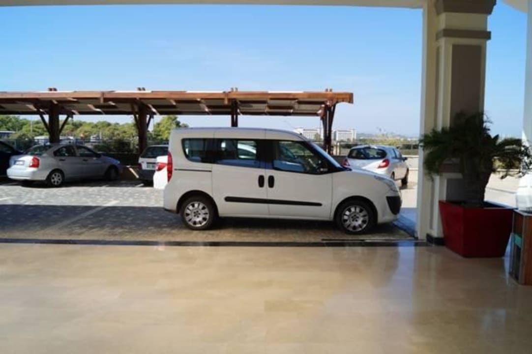 Lobby eingang war mehr ein Parplatz  LRS Port River Hotel & Spa