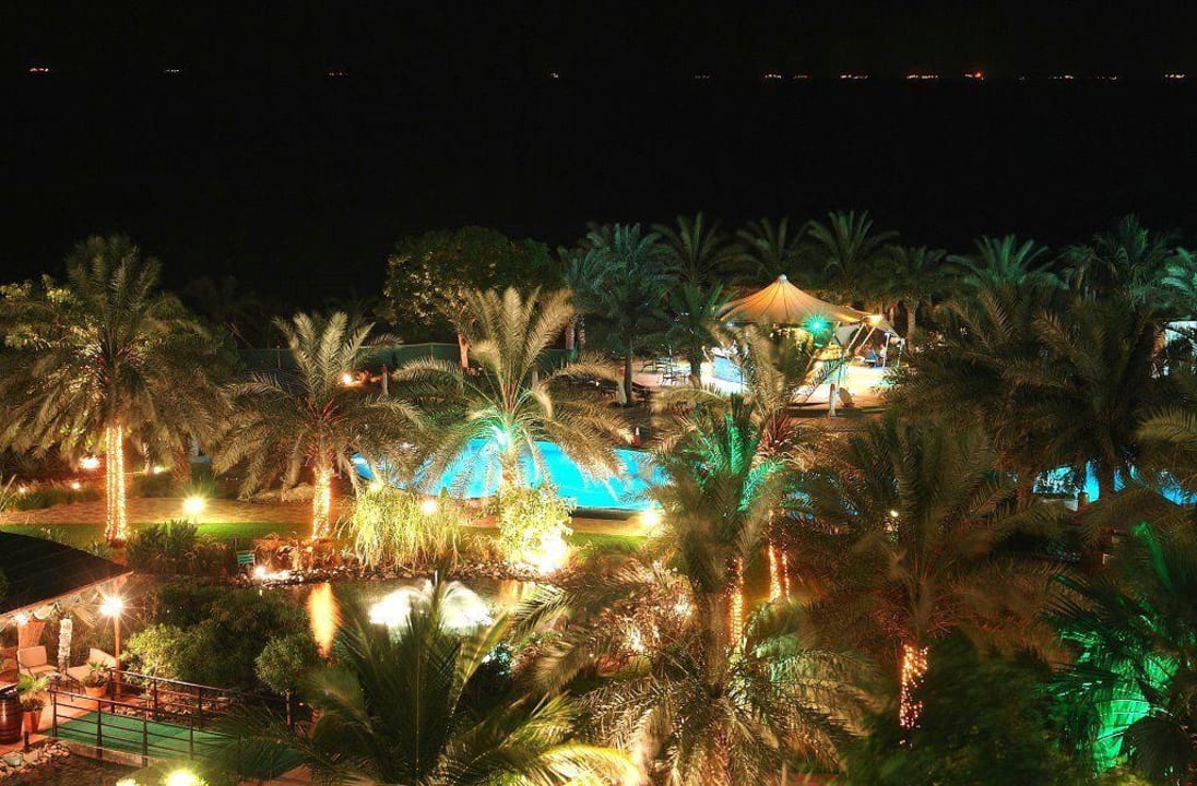 Nachtaufnahme Hotel Le Meridien Al Aqah Beach Resort