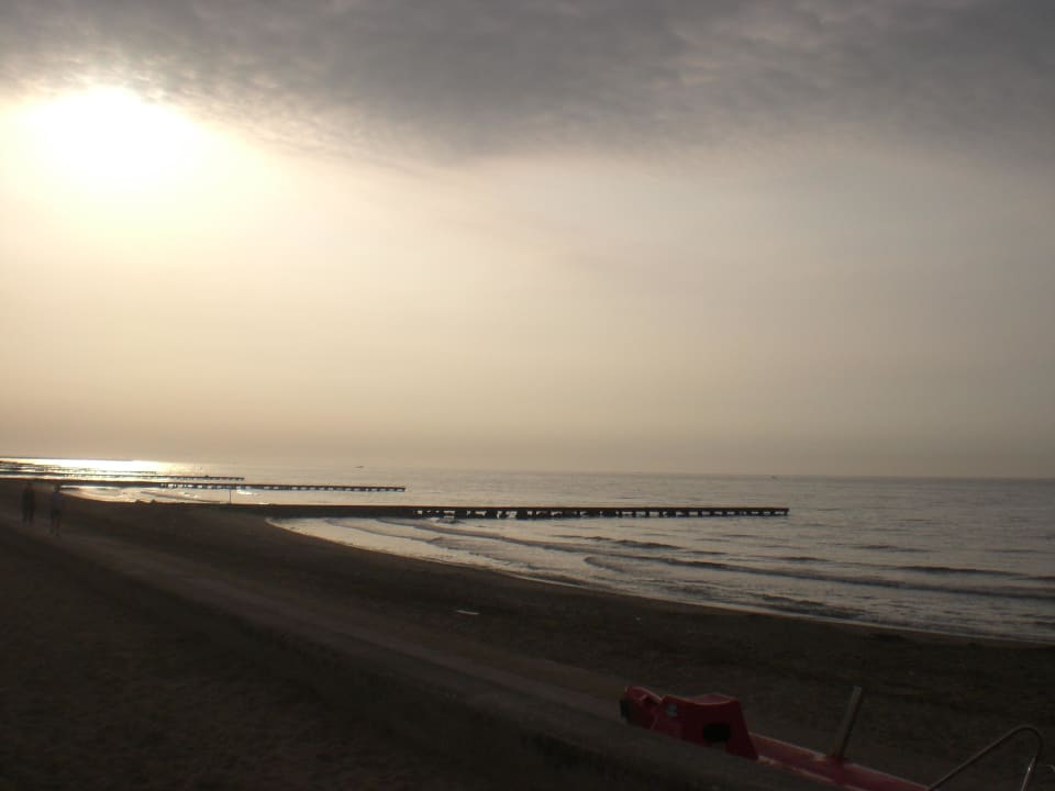Der Strand bei Sonnenaufgang Villaggio Amare