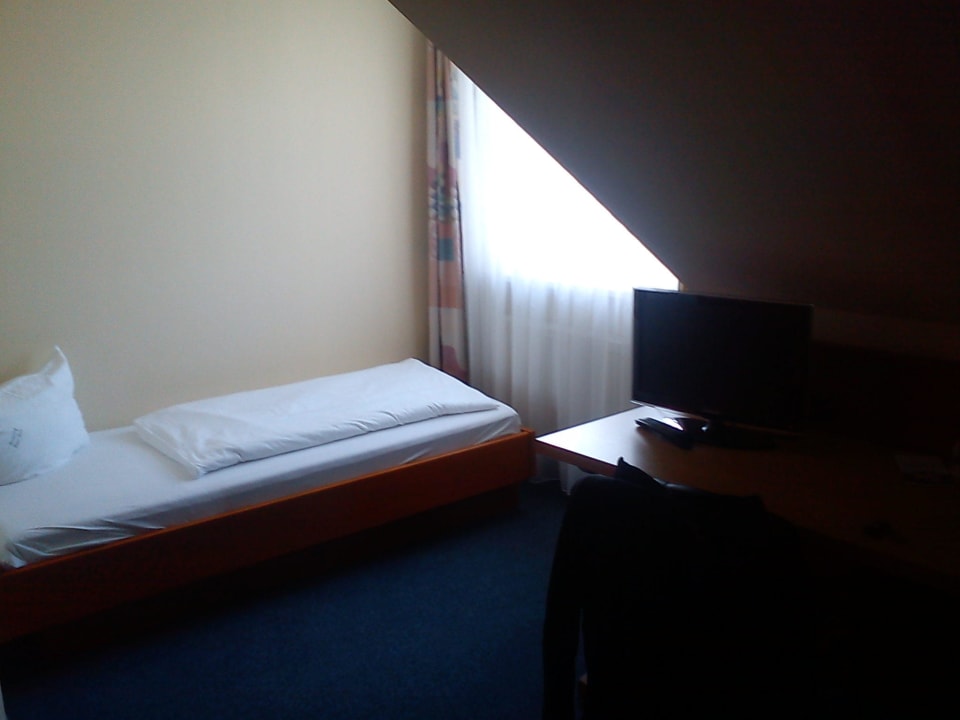 Bett 2, TV, Fenster Landgasthof Grüne Linde