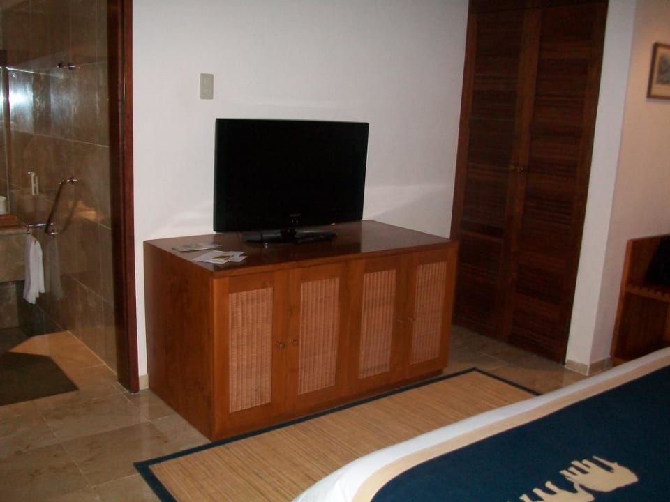 TV Elephant Safari Park Lodge