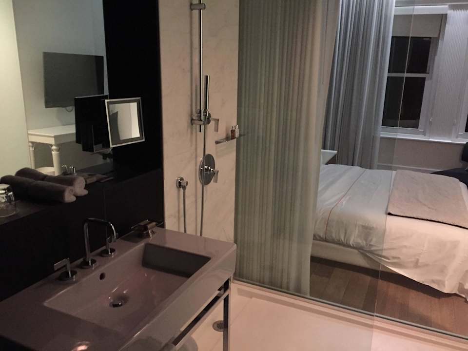 Bad, Blick durch Dusche ins Zimmer Hotel Ames, A Morgans Original