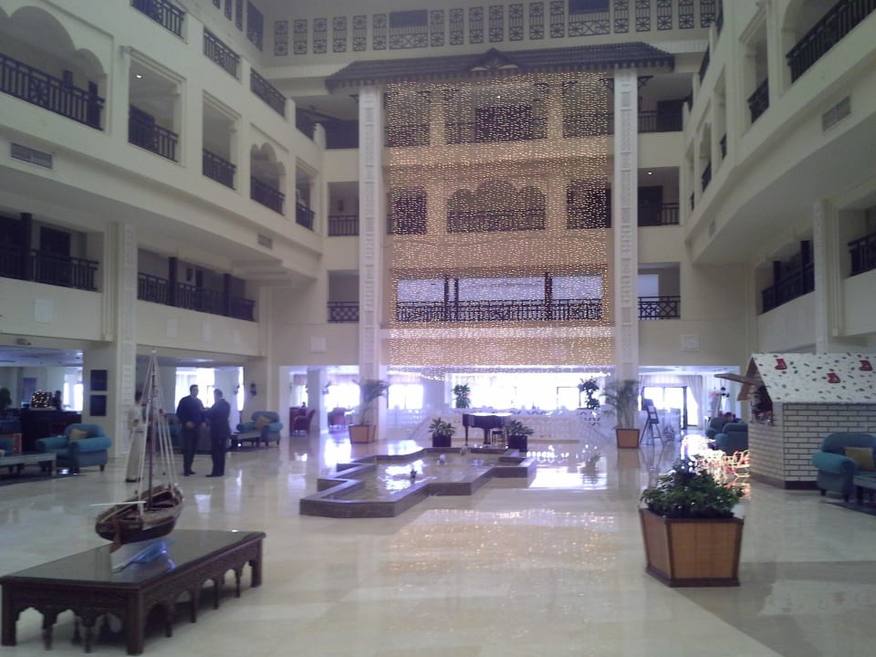 Hoteleingangshalle mit den Bars rechts/links Steigenberger ALDAU Beach Hotel