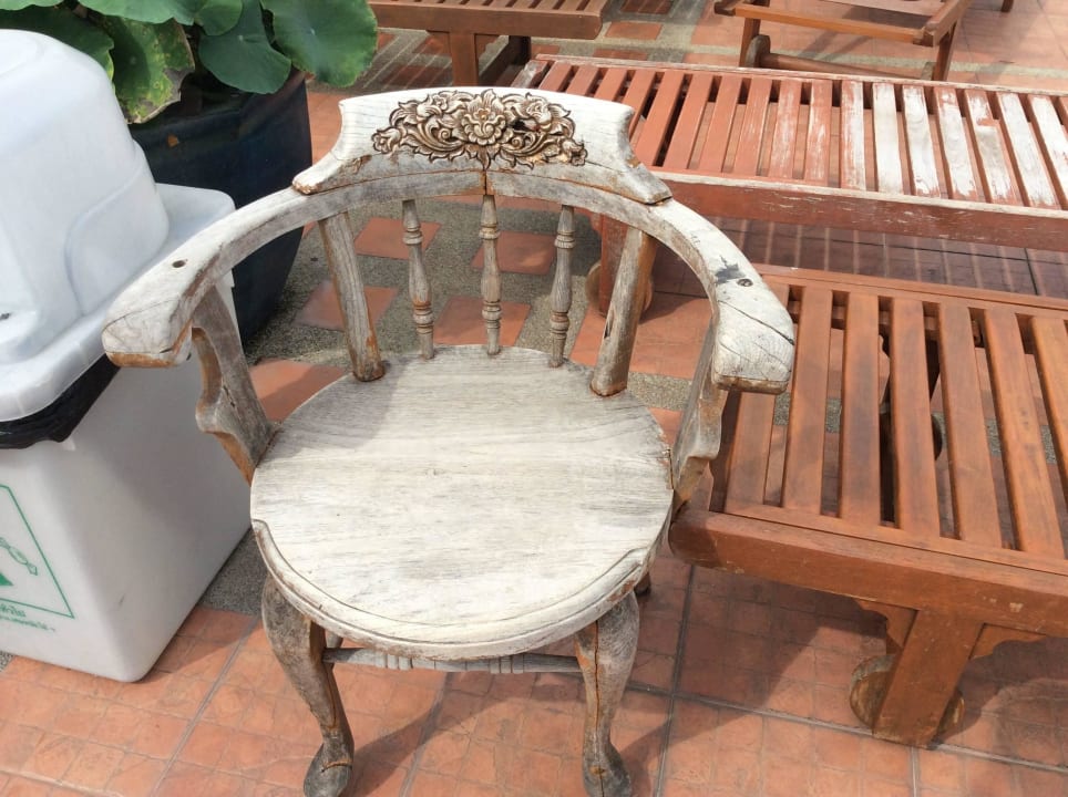 Leżaki na basenie i krzesło Rambuttri Village Inn & Plaza