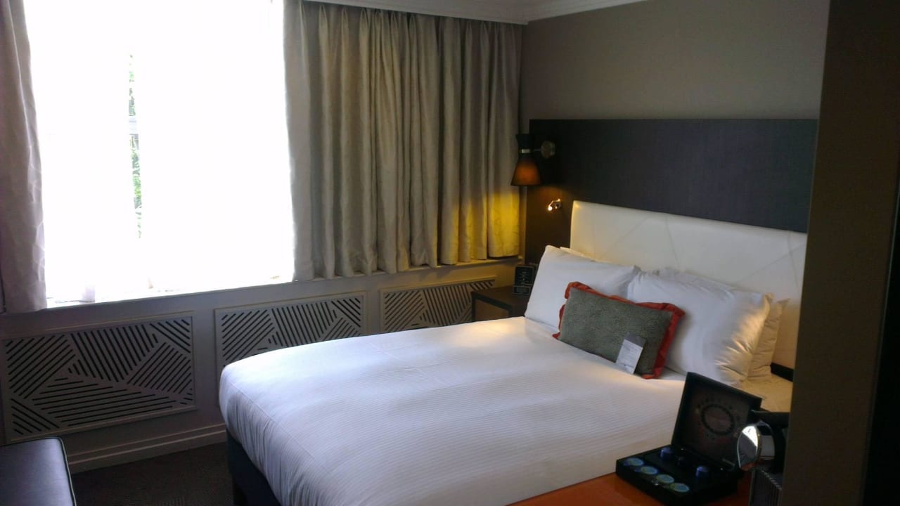 Bedroom DoubleTree Hotel by Hilton London – Ealing