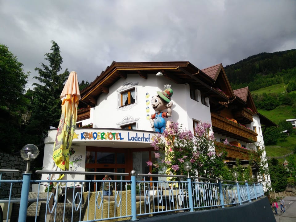 Eingang Kinderhotel Laderhof