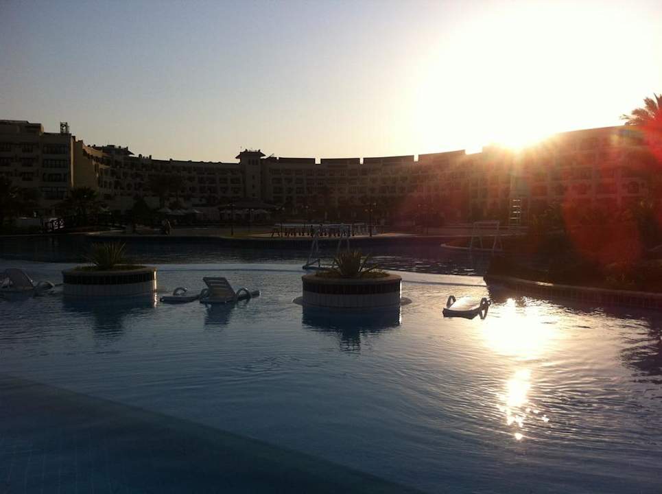 Blick auf Hotel vom Pool Steigenberger ALDAU Beach Hotel