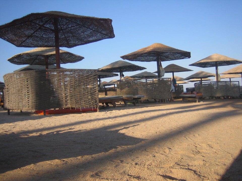 Strandliegen und -schirme Makadi Palace