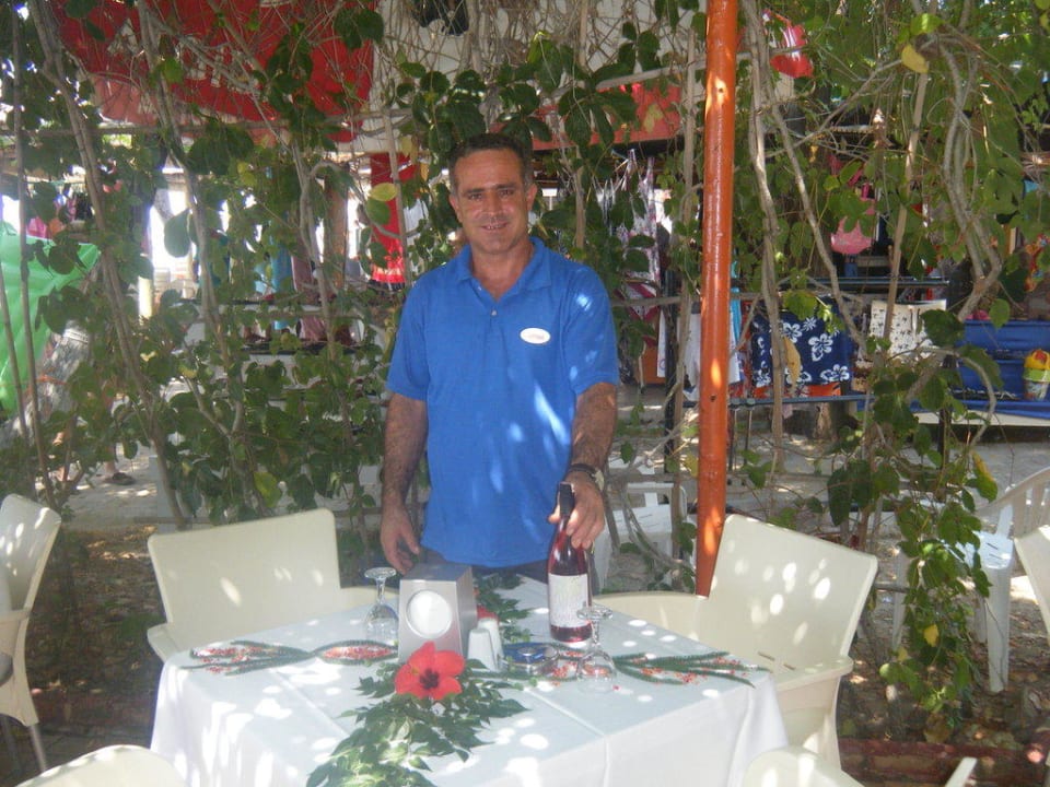 Ömer die gute Seele am Strand Narcia Resort Side