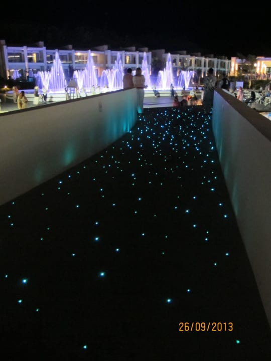 Mostek nad basenem nocą Princess Andriana Resort & Spa