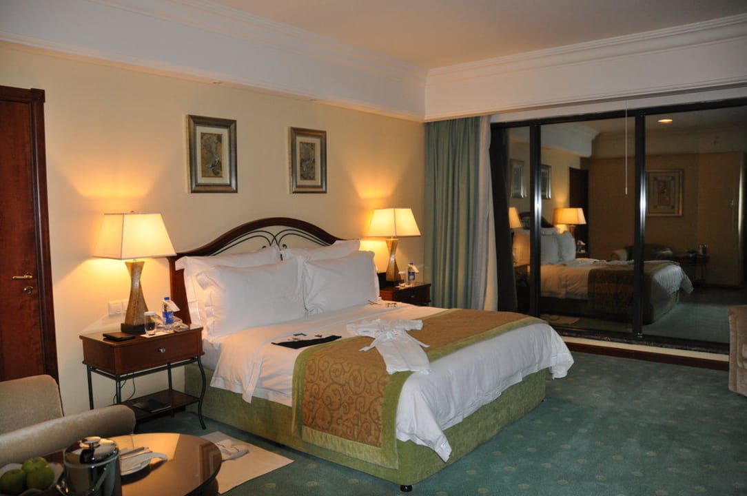Sehr grosses Eckzimmer im Hauptgebäude Le Royal Méridien Beach Resort & Spa Dubai