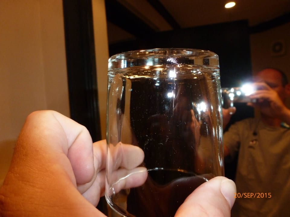 Zahnputzglas mit sprung  Zi 657 The Grand Hotel Sharm El Sheikh
