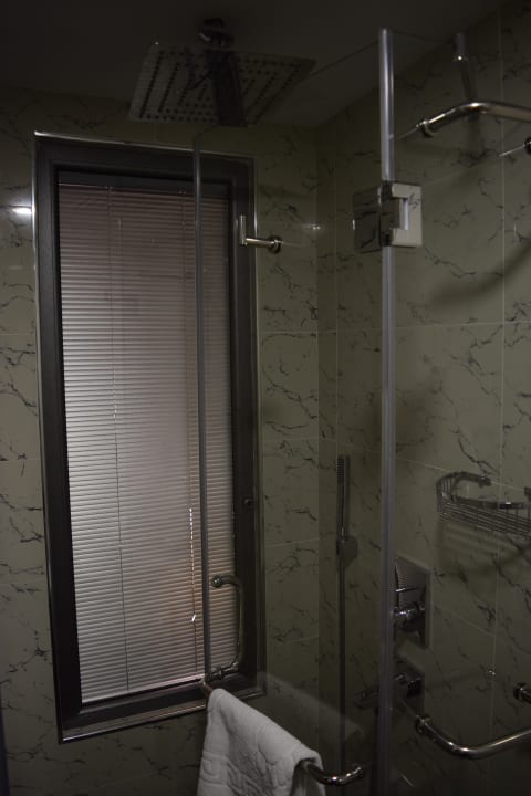 Duschkabine mit Fenster in Richtung Bett Berjer Boutique Hotel & Spa