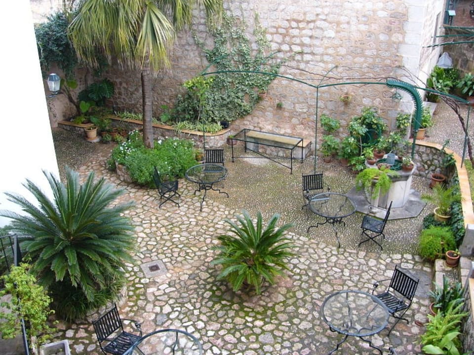 Blick in den Garten Hotel S'Ardeviu