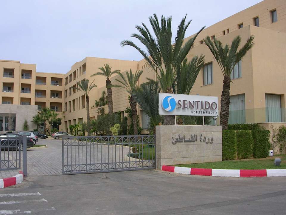 Straatzijde Hotel Rosa Beach