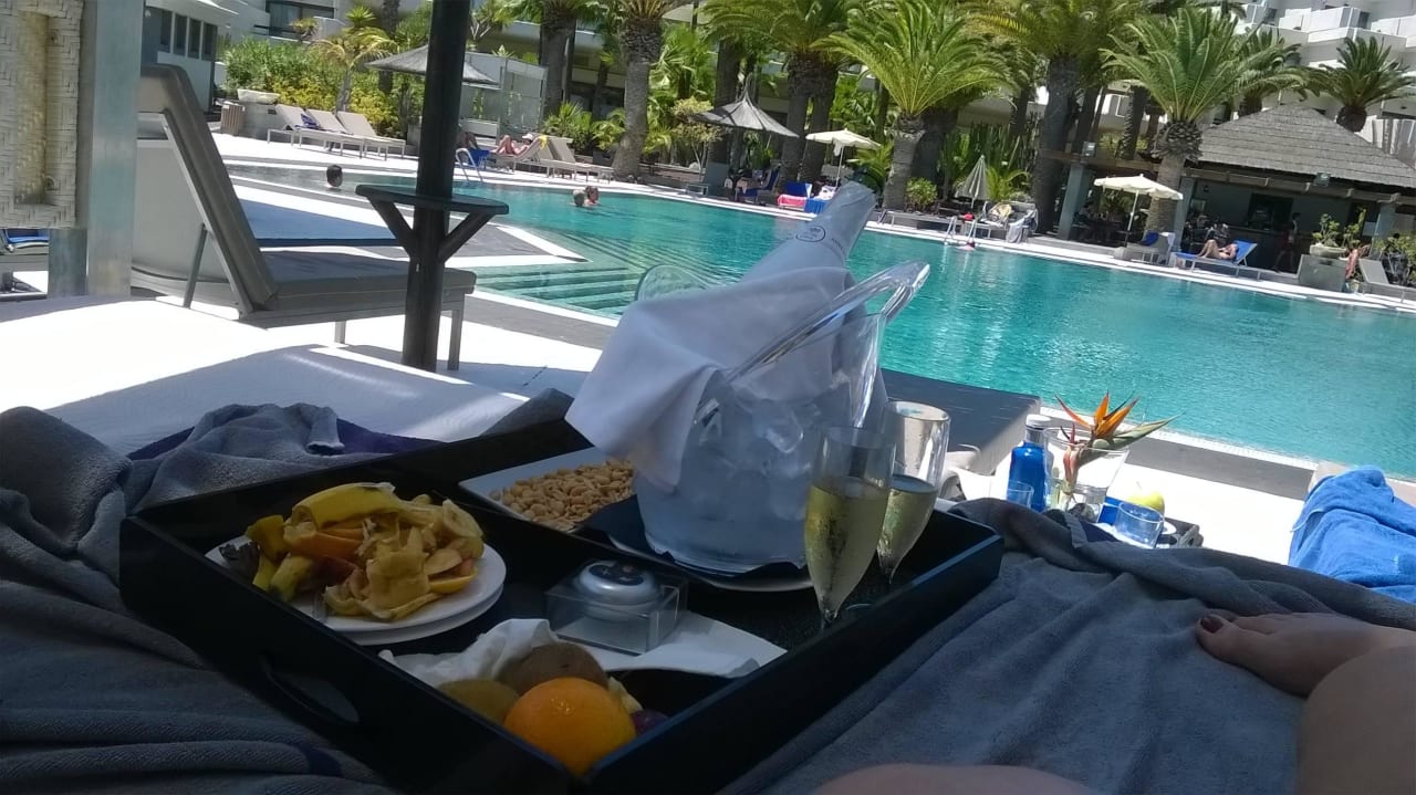 Auch eine Flasche hochwertiger Sekt nebst Obsalat Paradisus by Meliá Salinas Lanzarote