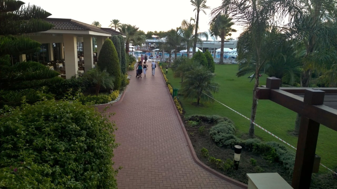 Sicht vom Haupthaus zum Pool Sunis Elita Beach Resort & Spa