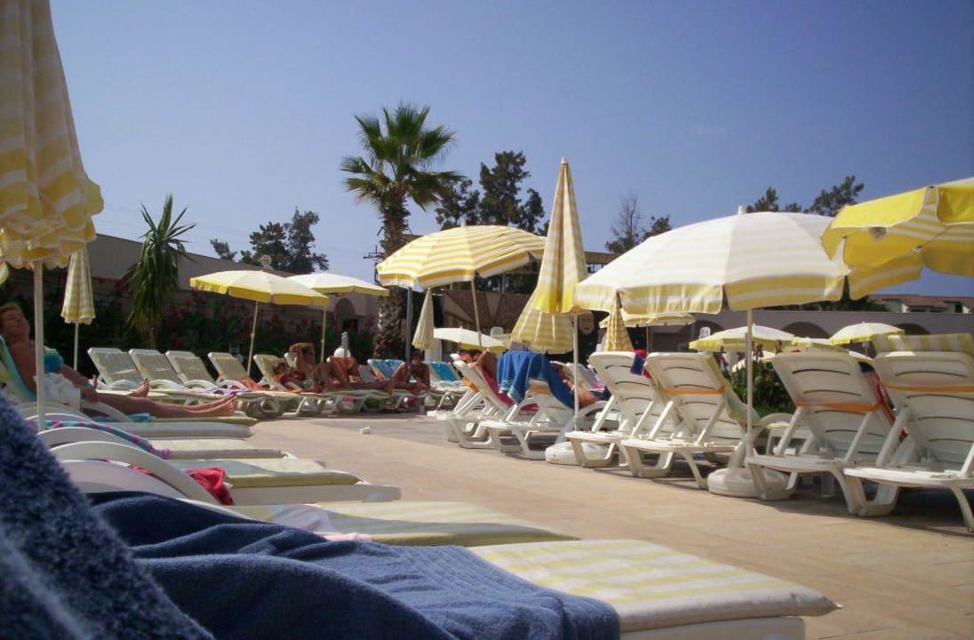 Liegen und Sonnenschirme Miarosa Konaklı Garden