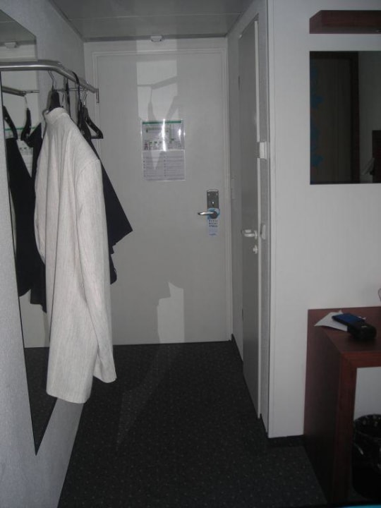 "Schrank" Motel One Frankfurt Airport