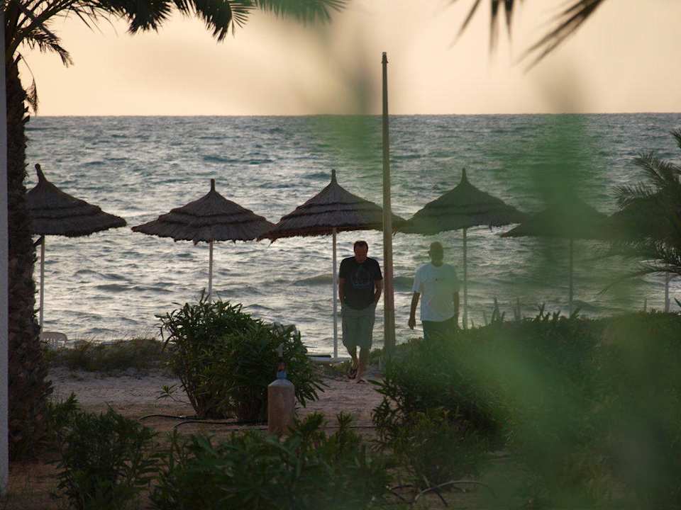 Strand von der Terrasse fotografiert Hotel El Mouradi Djerba Menzel