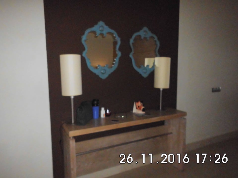 Ablagemöglichkeit sehr viel vorhanden im Zimmer Kn Arenas del Mar Hotel