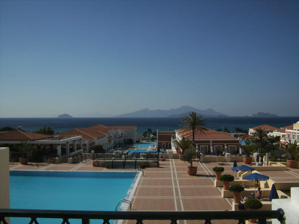 Vue de la iscine Porto Bello Royal